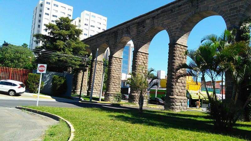 Acueducto de Guadalajara sobre Av. Acueducto, junto a Colinas de San Javier, Zapopan