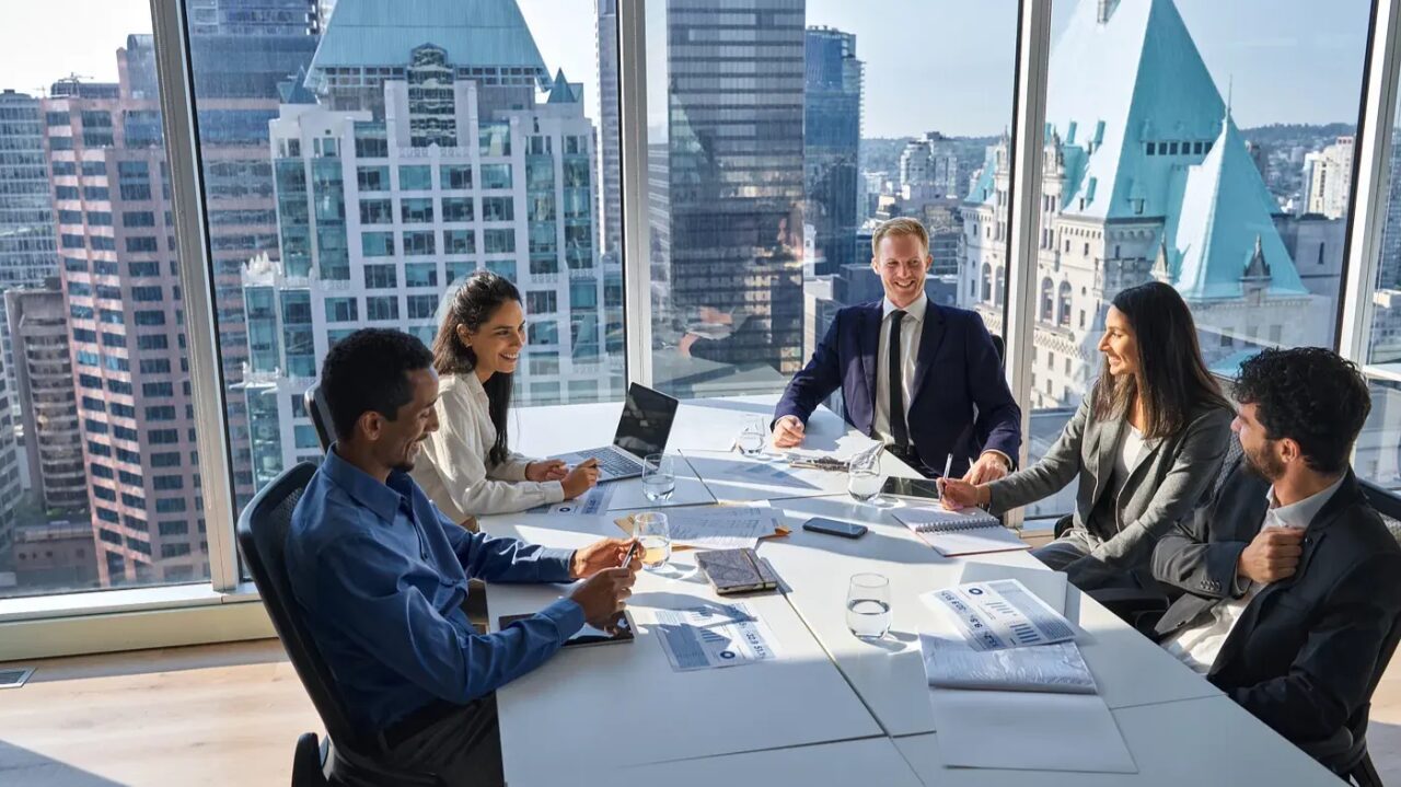 Equipo de UNO Brokers en reunión de estrategia comercial
