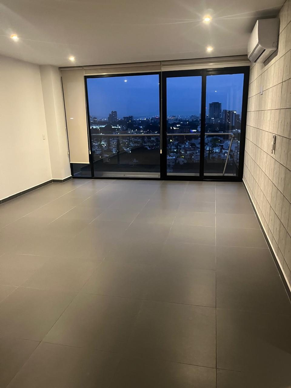 Sala con vista panorámica nocturna, departamento en renta en Chapalita Guadalajara