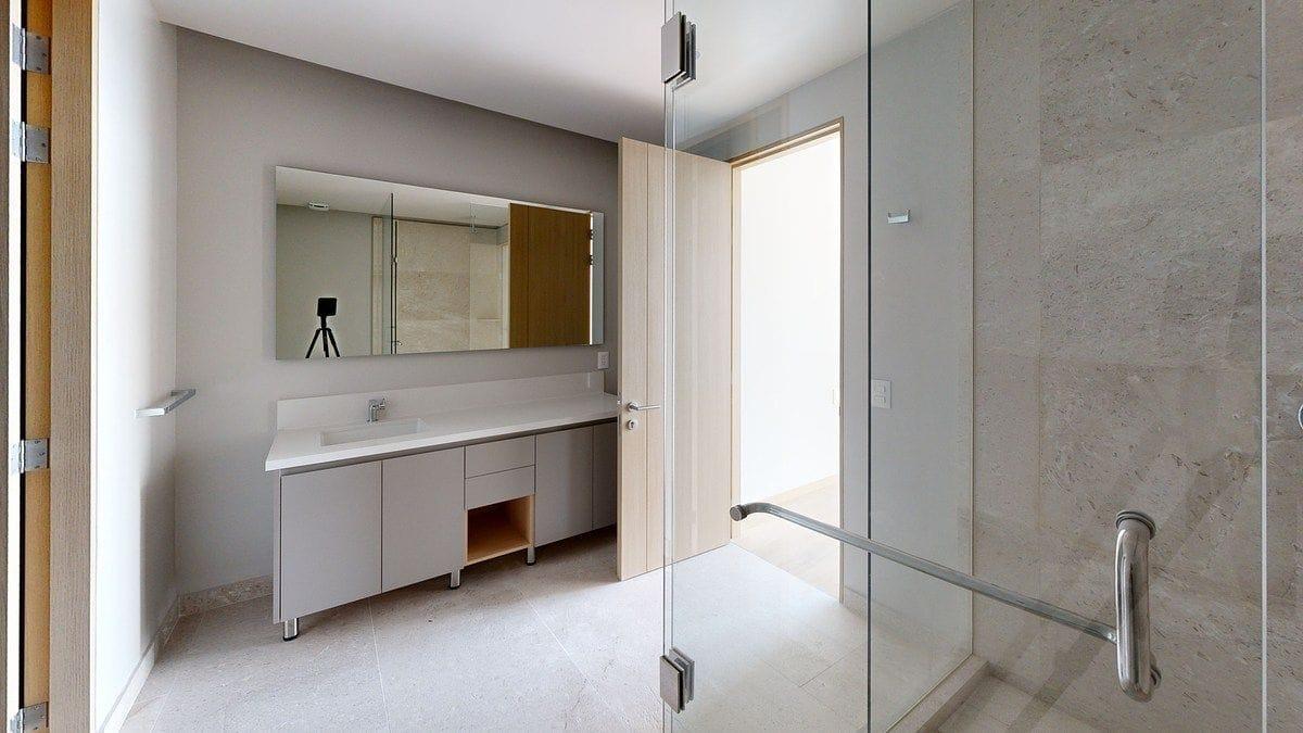 Baño principal con acabados de mármol, penthouse en renta Santa Fe CDMX