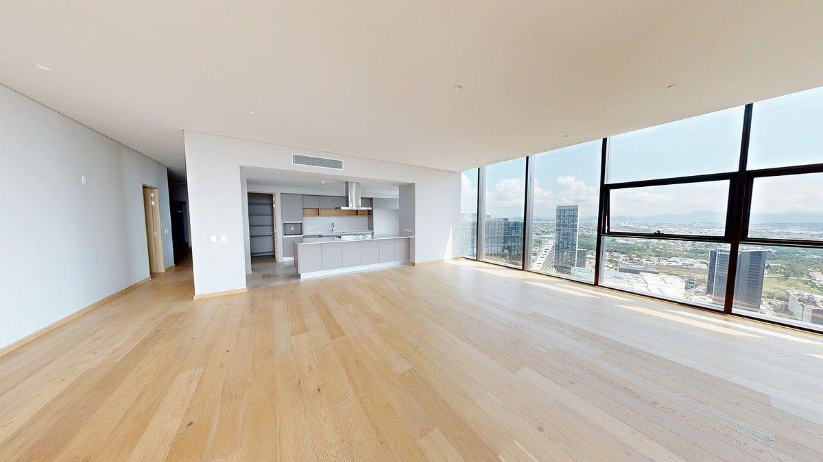 Sala y cocina de penthouse en renta con vista panorámica a Santa Fe CDMX